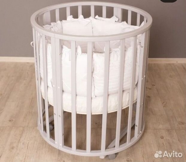 Детская кроватка с маятником