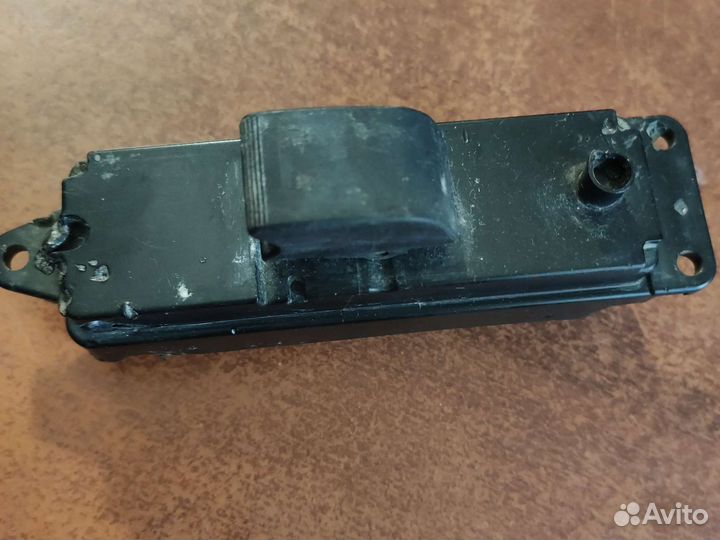 Кнопка стеклоподъёмника Mazda