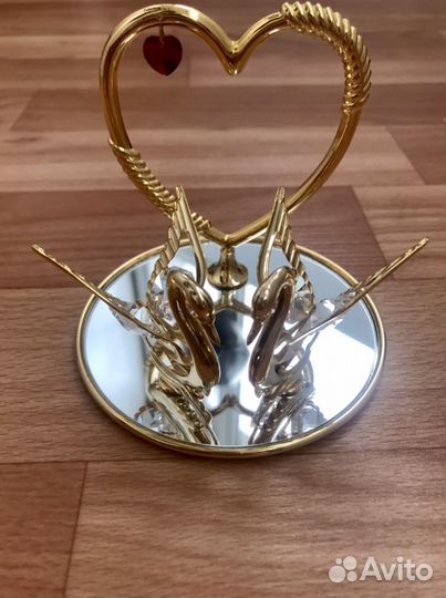 Фигурка сердце с лебедями на зеркале