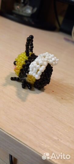 Пчелка из бисера Амигуруми