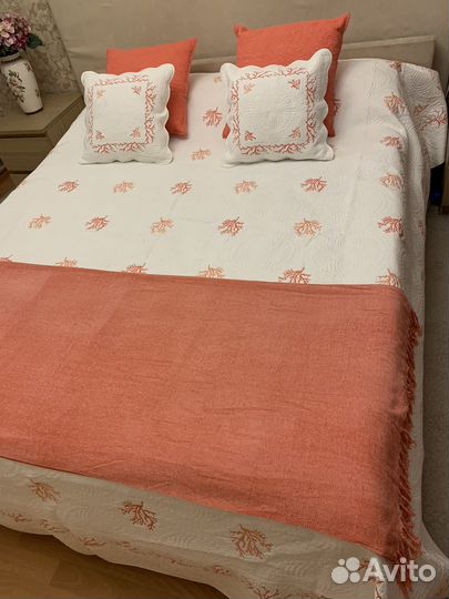 Пледы и покрывало