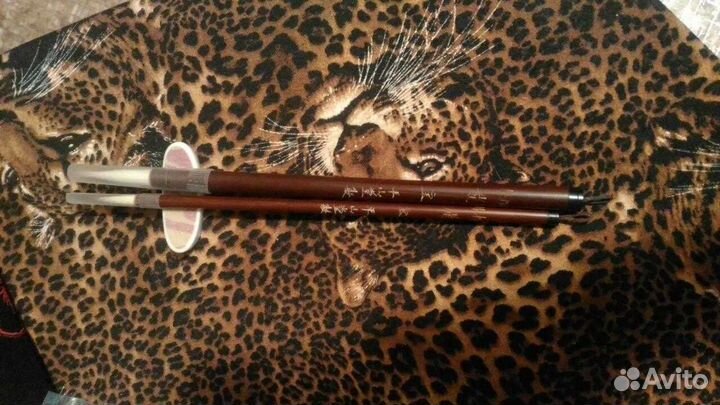 Кисть для каллиграфии и рюмочки для сакэ