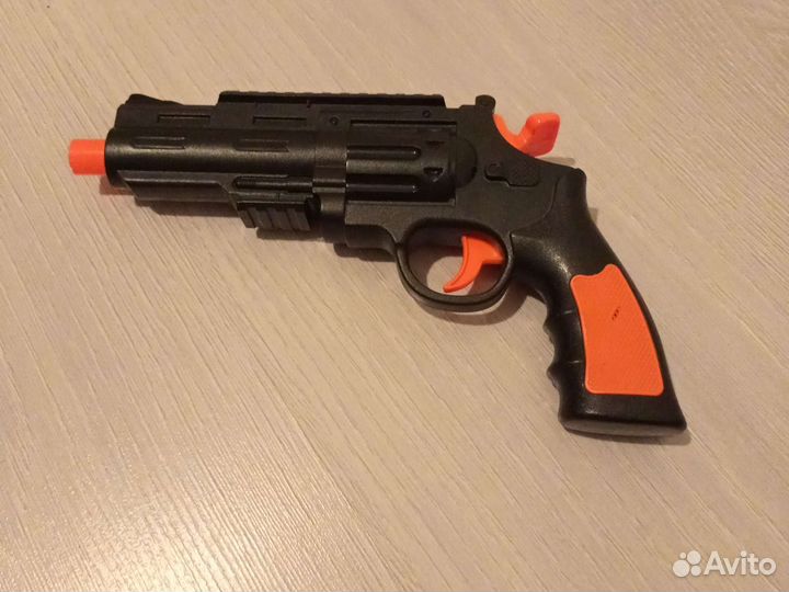 Пистолет пластиковый на арбизах