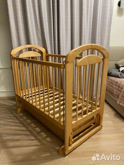 Детская кроватка с маятником и ящиком