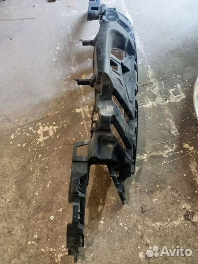 Кронштейн крепления переднего бампера Peugeot 308