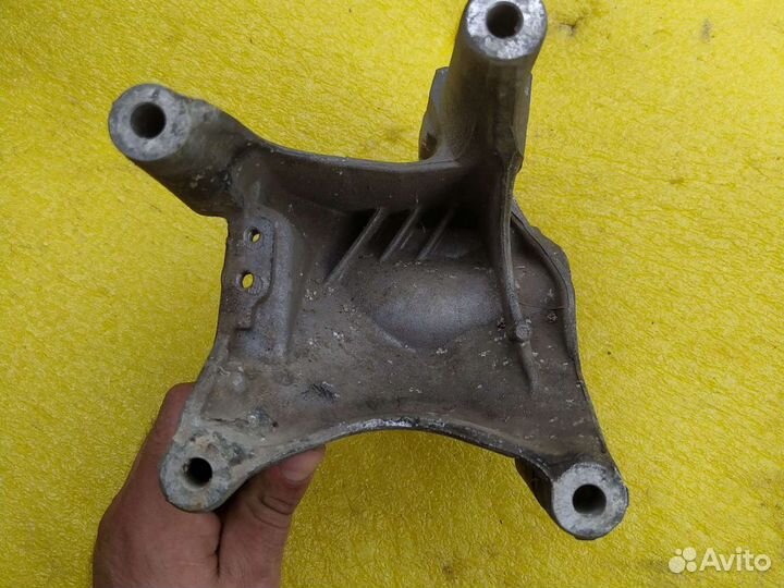 Опора двигателя Volkswagen Touareg