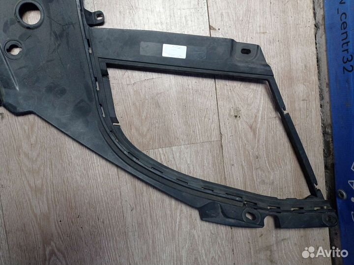 Накладка крыла правая на BMW 7 f01 f02