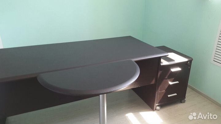 Мебель (стол, тумбы) офисная