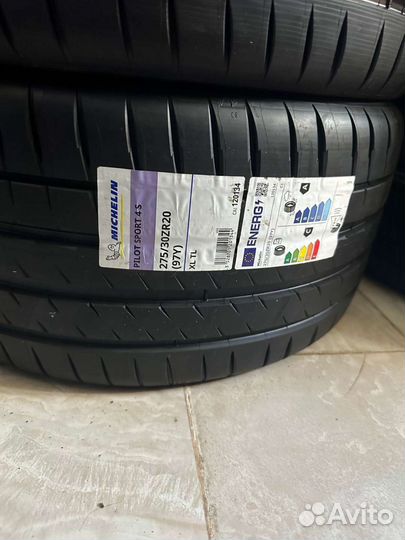 Michelin Pilot Sport 4 S 275/30 R20 и 245/35 R20