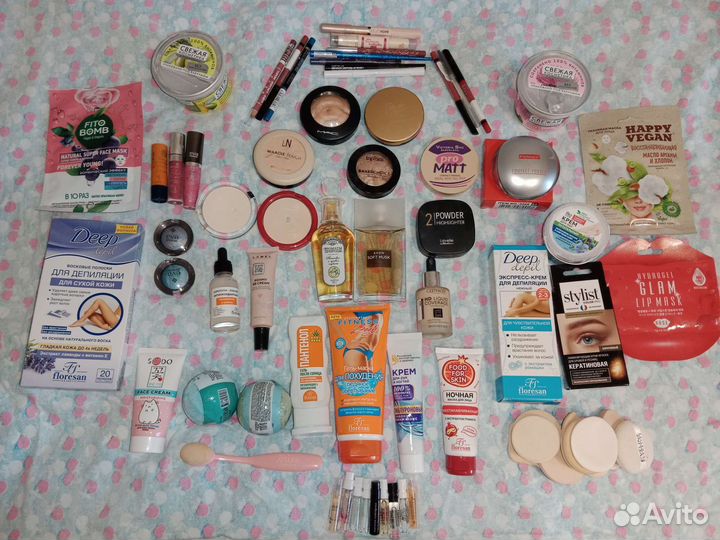Набор косметики и украшений