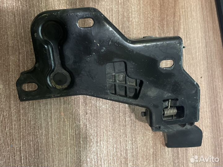 Крючок капота фабия 2