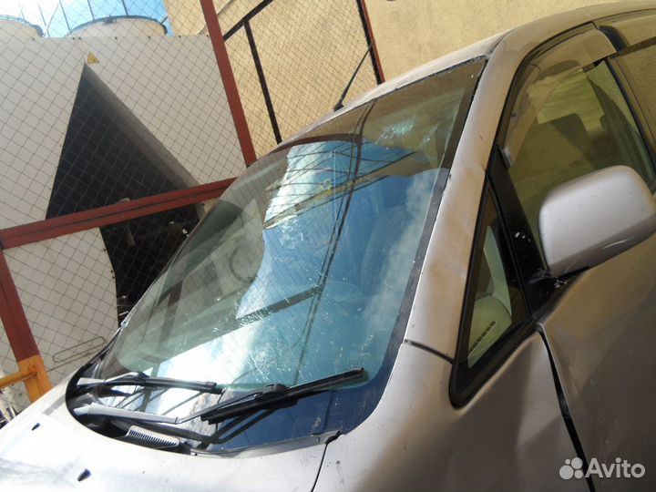 Стекло лобовое новое Toyota Voxy, Noah