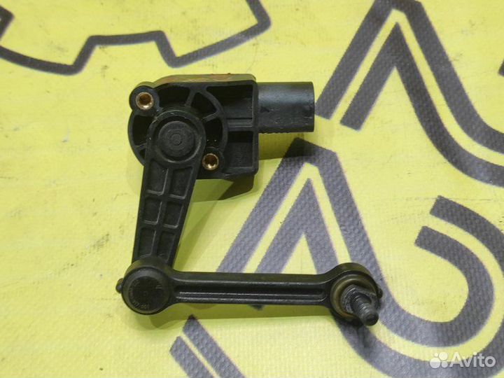 Датчик положения кузова задний Volkswagen Touareg