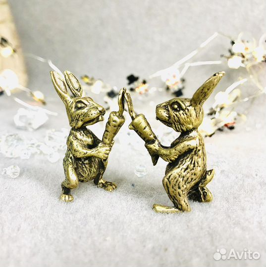 Заяц, кролик с морковкой из металла