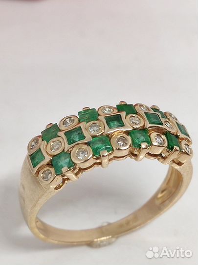 Золотое кольцо с бриллиантами и изумрудами