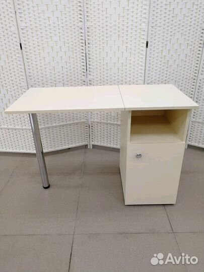 Маникюрный стол