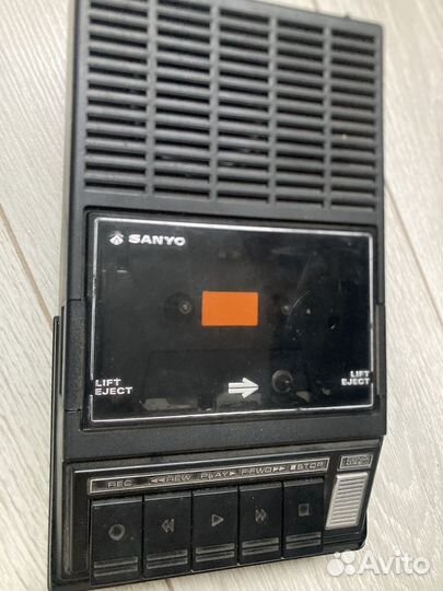 Кассетный магнитофон sanyo переносной 80-90 гг