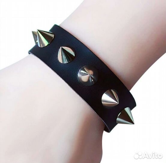 Кожаный браслет с шипами