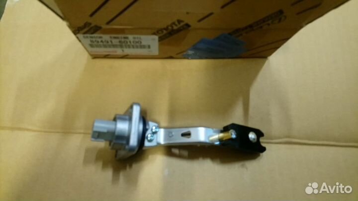 Датчик уровня масла в двигателе