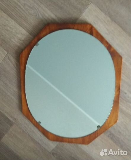 Зеркало настенное в деревянной раме
