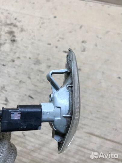 Повторитель поворота в крыло передний правый Mazda