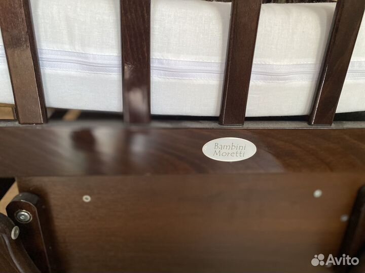 Детская кроватка с маятником и ящиком