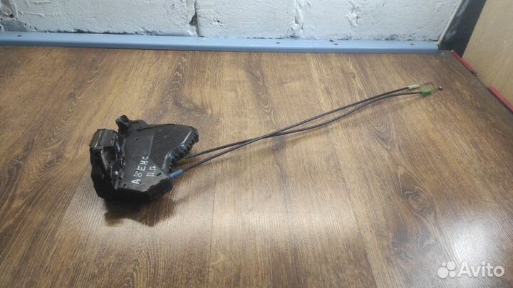 Замок боковой двери передний правый Toyota Avensis