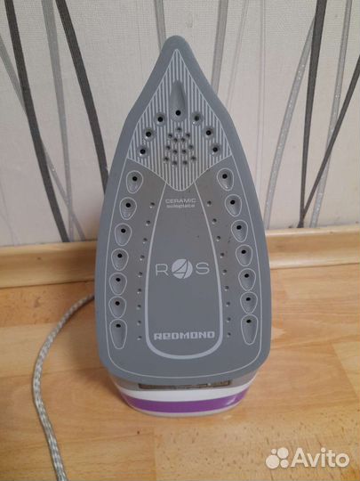 Утюг Redmond RI-C250S