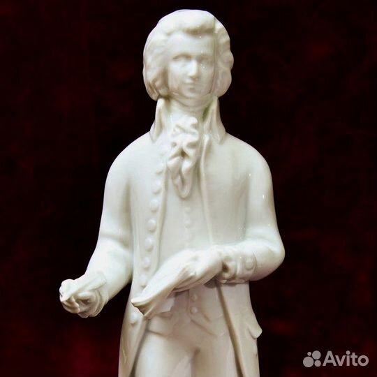 Фарфоровая статуэтка