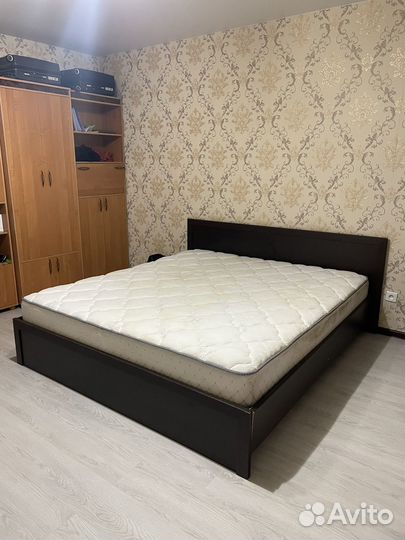 Кровать с матрасом 200/220