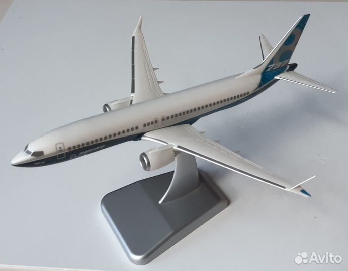 Модель самолета Boeing B 737-8MAX 1:200
