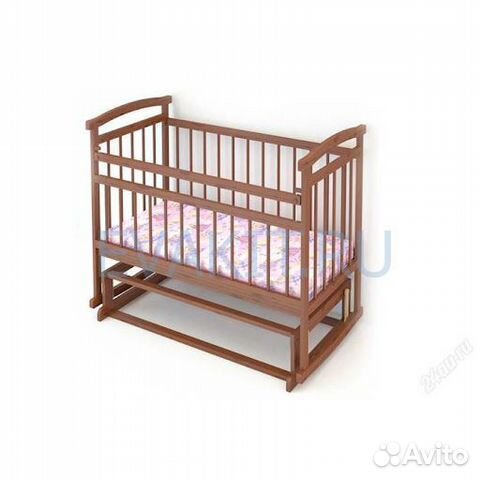 Детская кроватка с маятником и матрасом