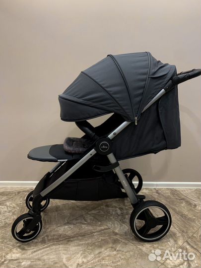 Прогулочная коляска серая
