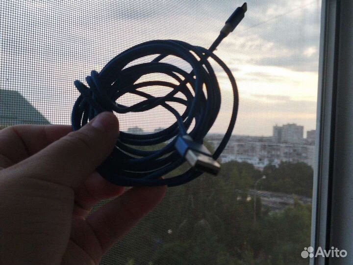 Зарядный шнур на iPhone