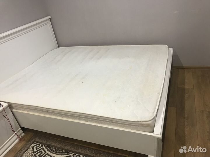 Матрас белый для кровати б/у