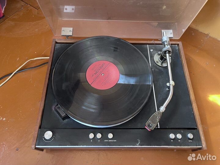 Проигрыватель виниловых пластинок