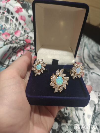 Комплект с опалами