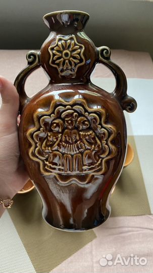 Глиняный кувшин со стаканами