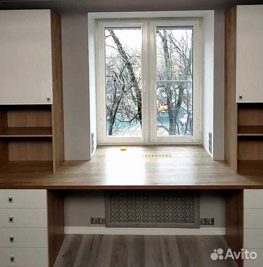 Детская рабочая зона у окна