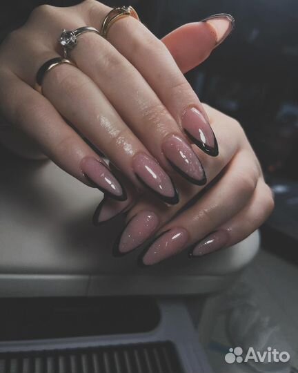 Модель на маникюр