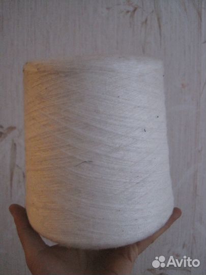 2 больших мотка ниток один белый один серый
