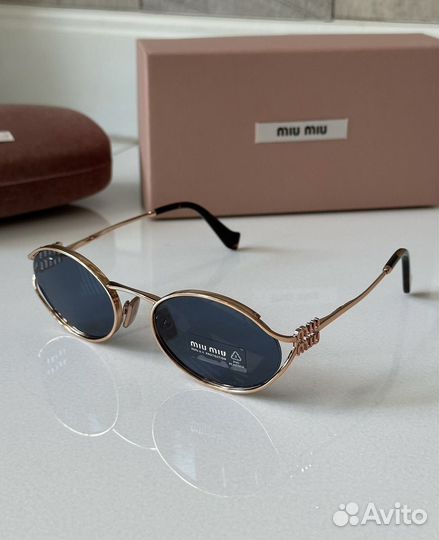 Солнцезащитные очки Miu Miu