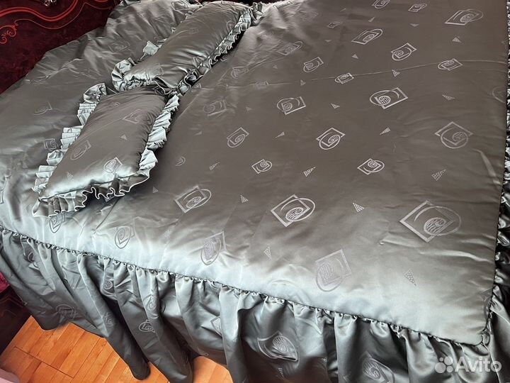 Покрывало с подушками