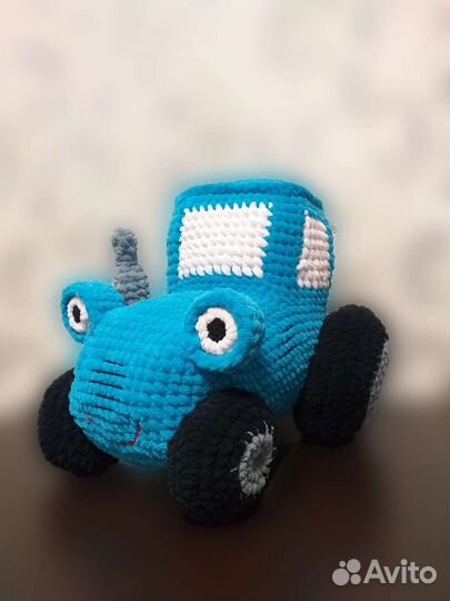 Вязаный синий трактор. Игрушки ручной работы