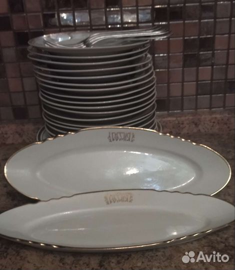 Редкие тарелки, вилки ресторана гостиницы 