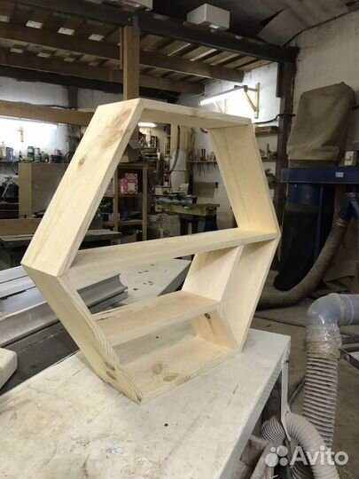 Полка шестигранник из массива сосны