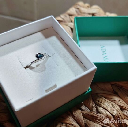Кольцо из белого золота с сапфиром adamas