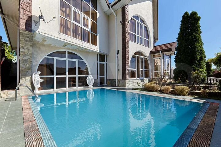 Дом 539 м² на участке 7 сот.