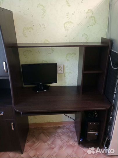 Компьютерный стол с пеналом