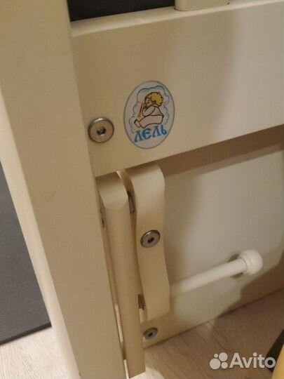 Детская кроватка с маятником